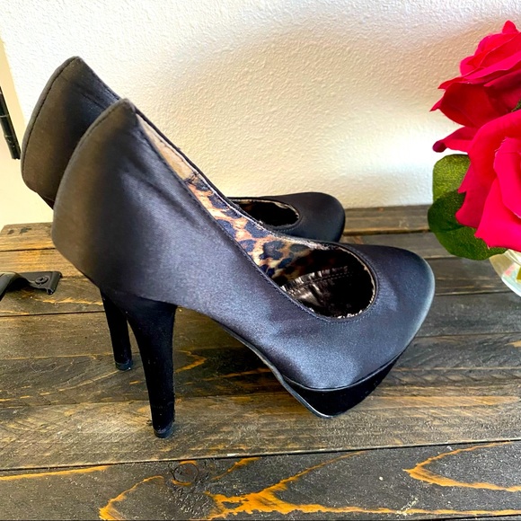 Traffic Satin Pumps (Size 6).🌹 - Picture 2 of 16